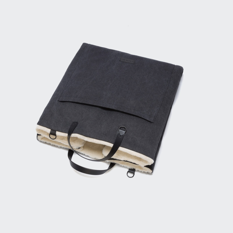 Legowisko podróżne Cloud7 Canvas Black — złożone jako torba
